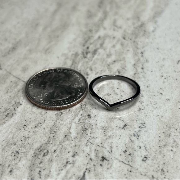 925 Sterling Silver Black V Shaped Ring Size 7 - Picture 4 of 16
